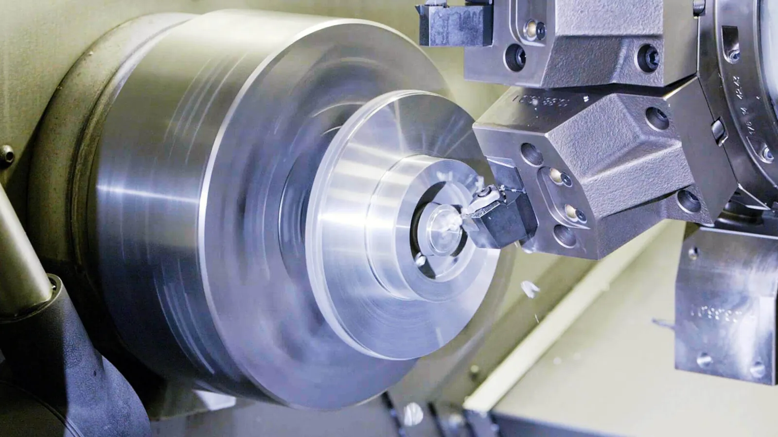 Tornitura CNC nell’officina O.M.C.